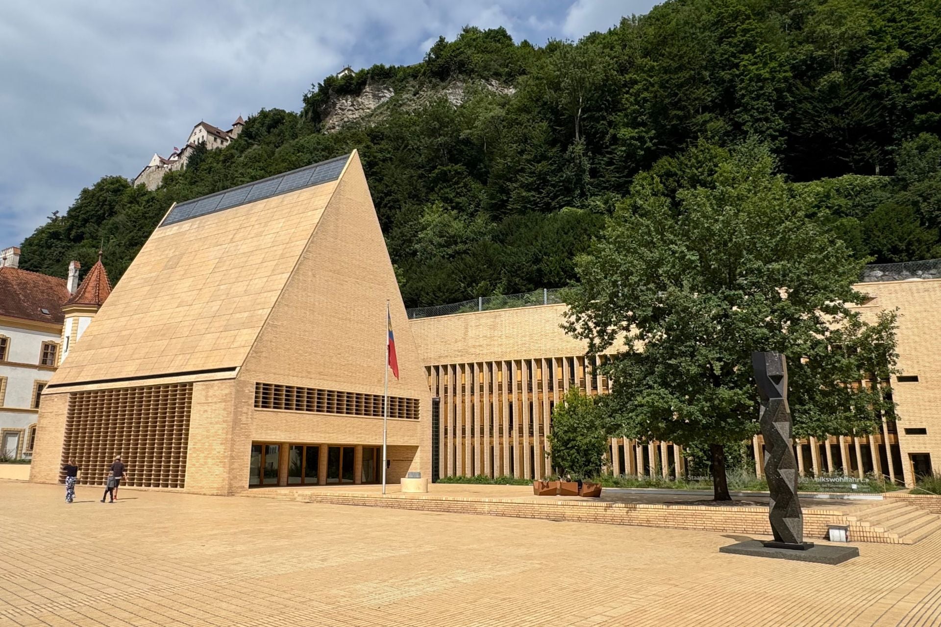 Parlementsgebouw topattractie van Vaduz moderne architectuur parel leuke tips