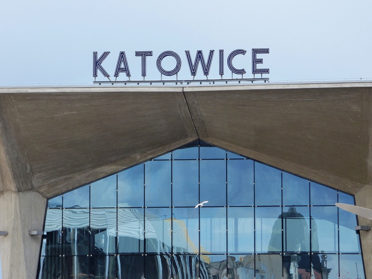 Station met letters KATOWICE erboven