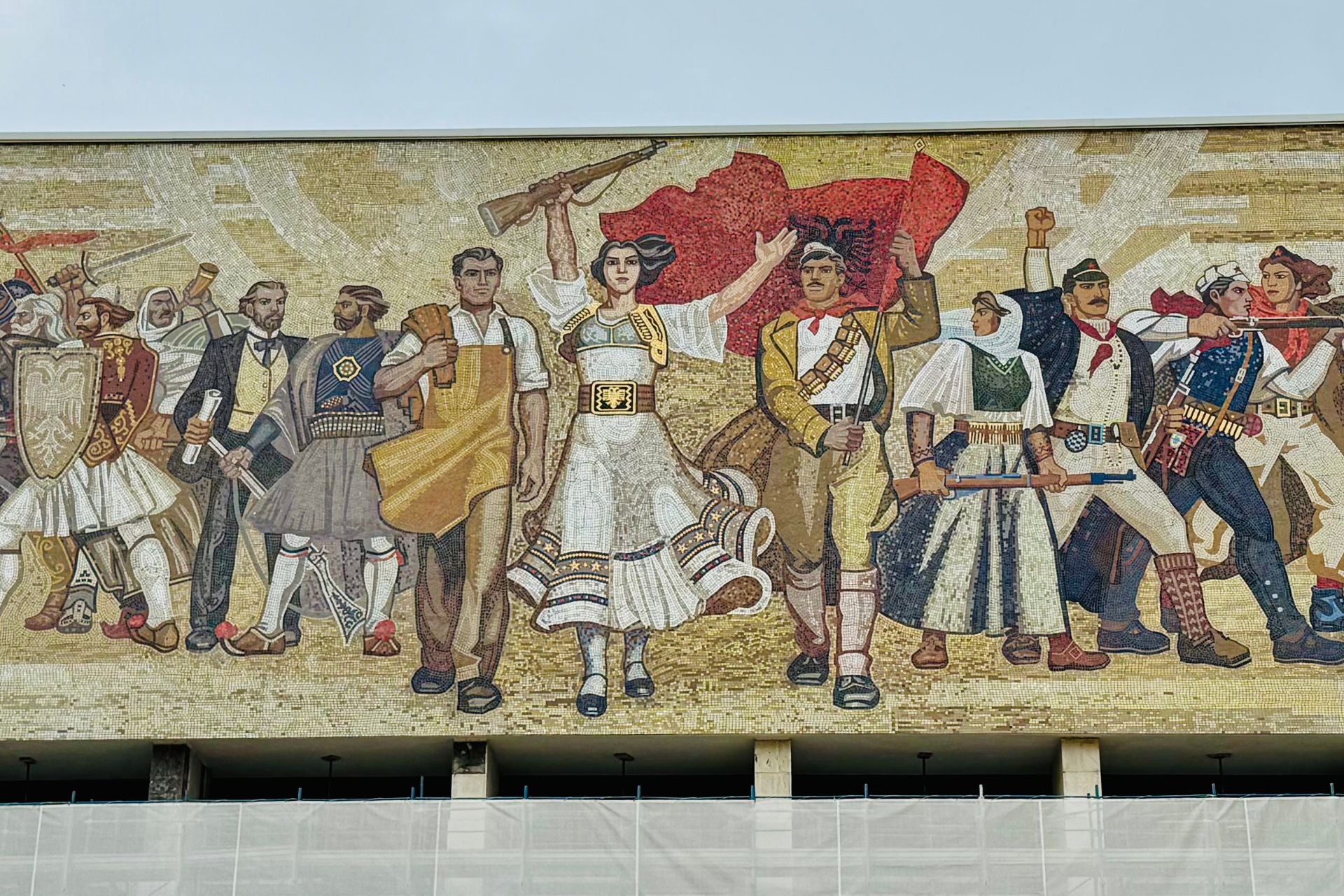 Er is veel te zien op het Skanderbegplein in het centrum van Tirana Albanië