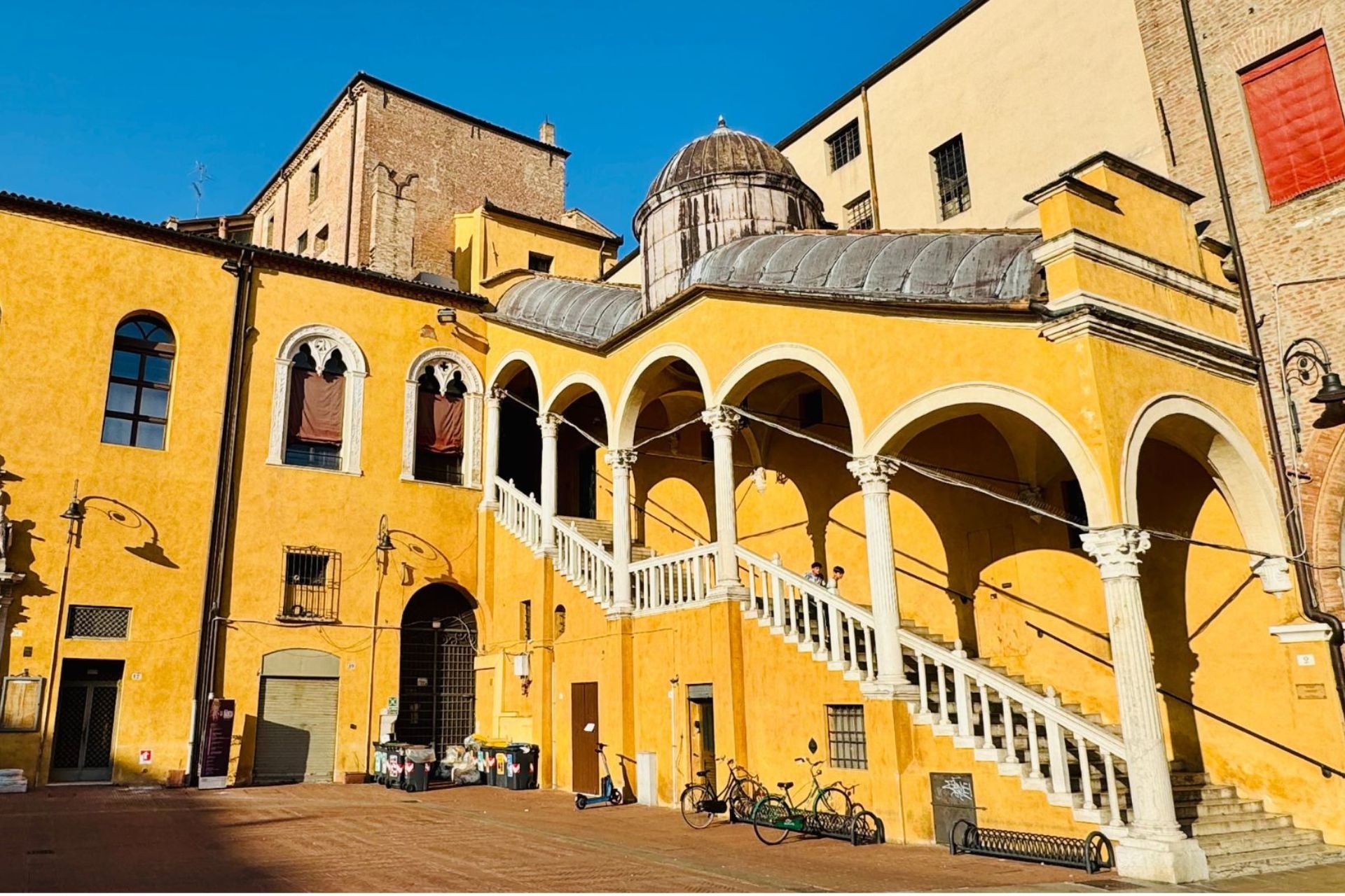 Prachtige oude trap met gele gevel op de binnenplaats van het stadhuis van Ferrara supertip
