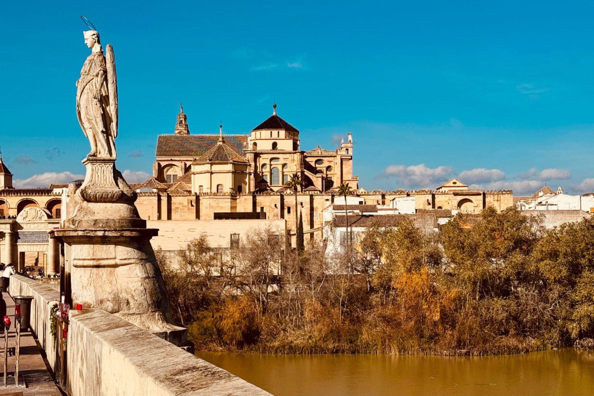 Uitzicht vanaf de Puento Romano op de Mezquita in Cordoba hightlight tips