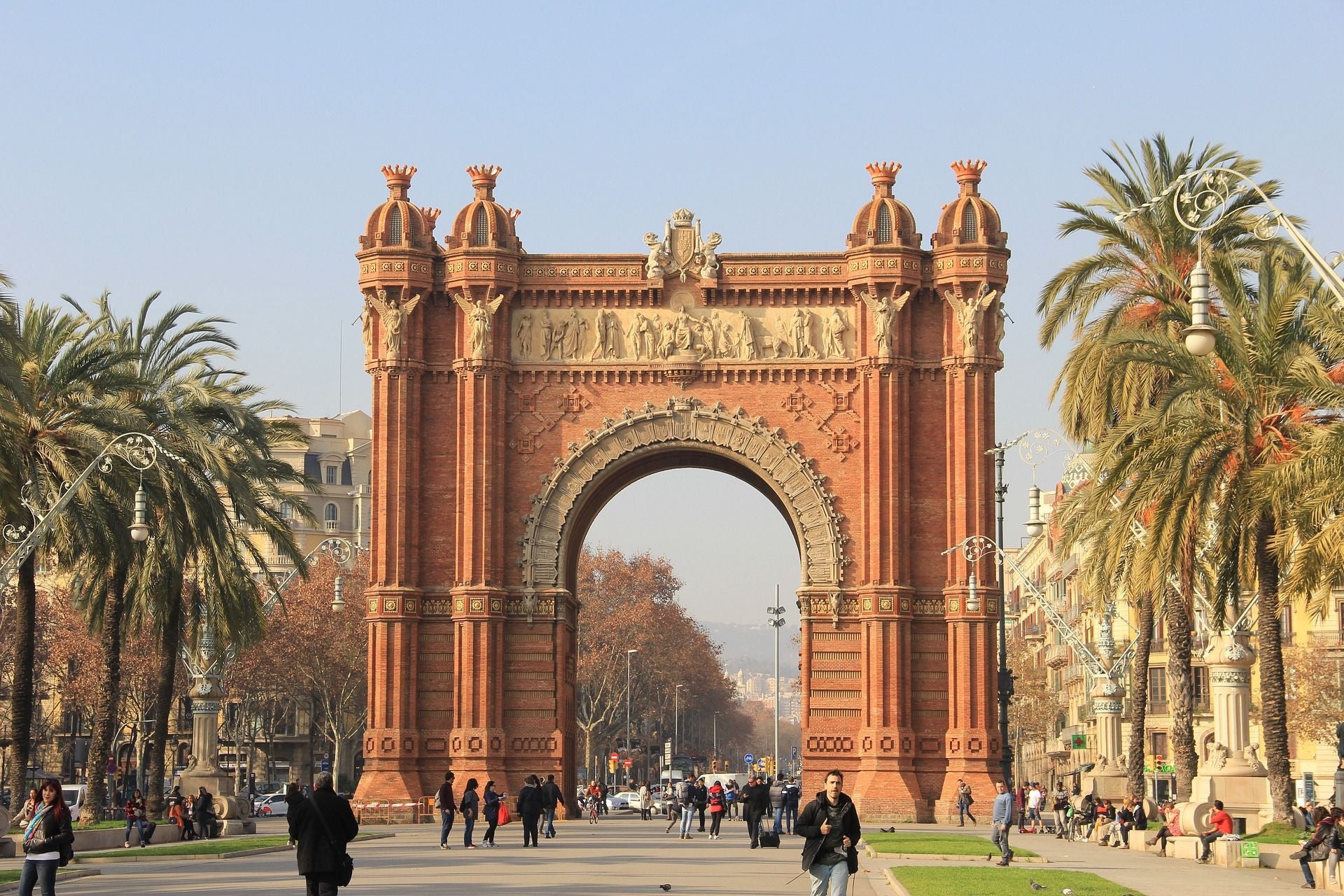 Barcelona Arc de Triomf in Parc de la Ciutadella met palmen