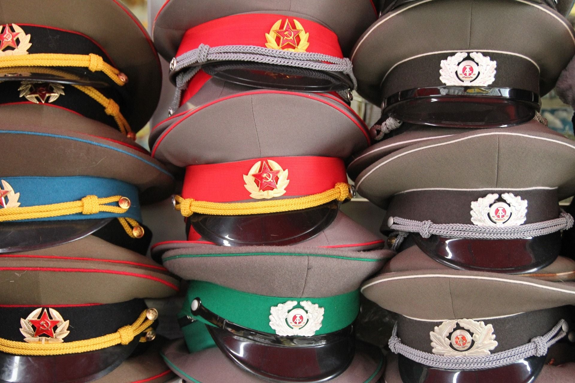Opgestapelde petten uit de oostblok tijd