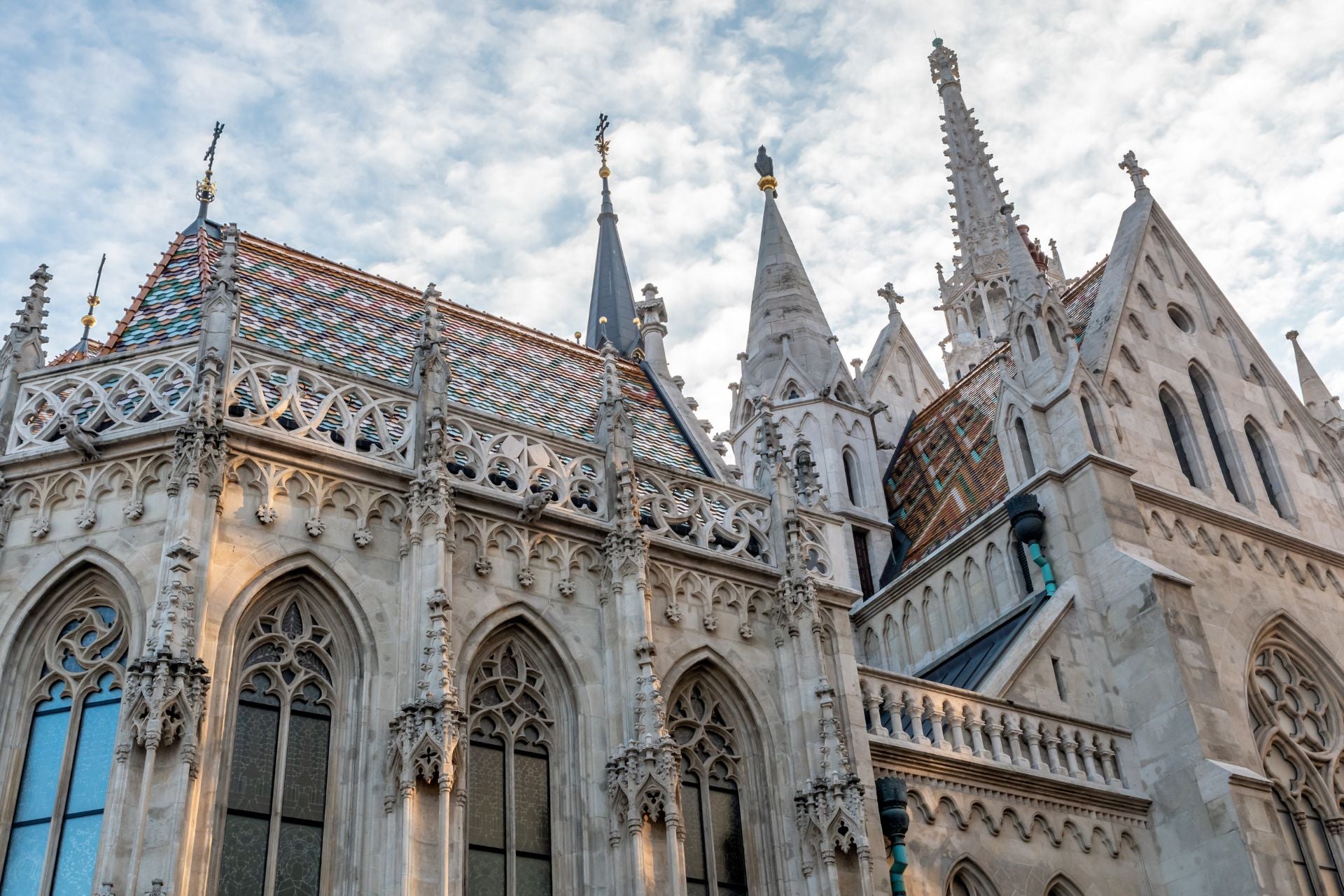 Dak en torens van de Matthiaskerk in Boedapest