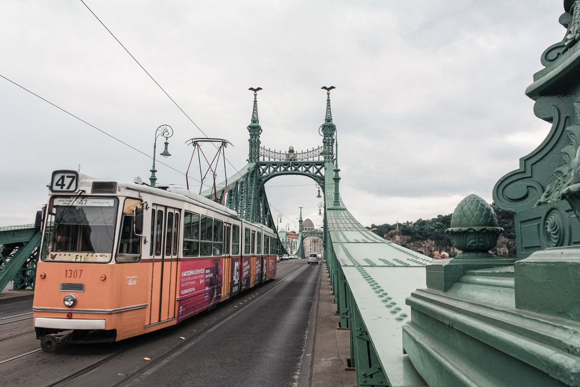 Vrijheidsbrug in Boedapest met gele tram
