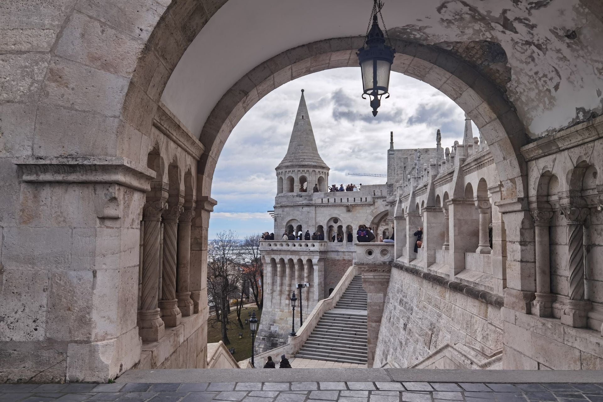Doorkijkje naar het Vissersbastion in Boedapest