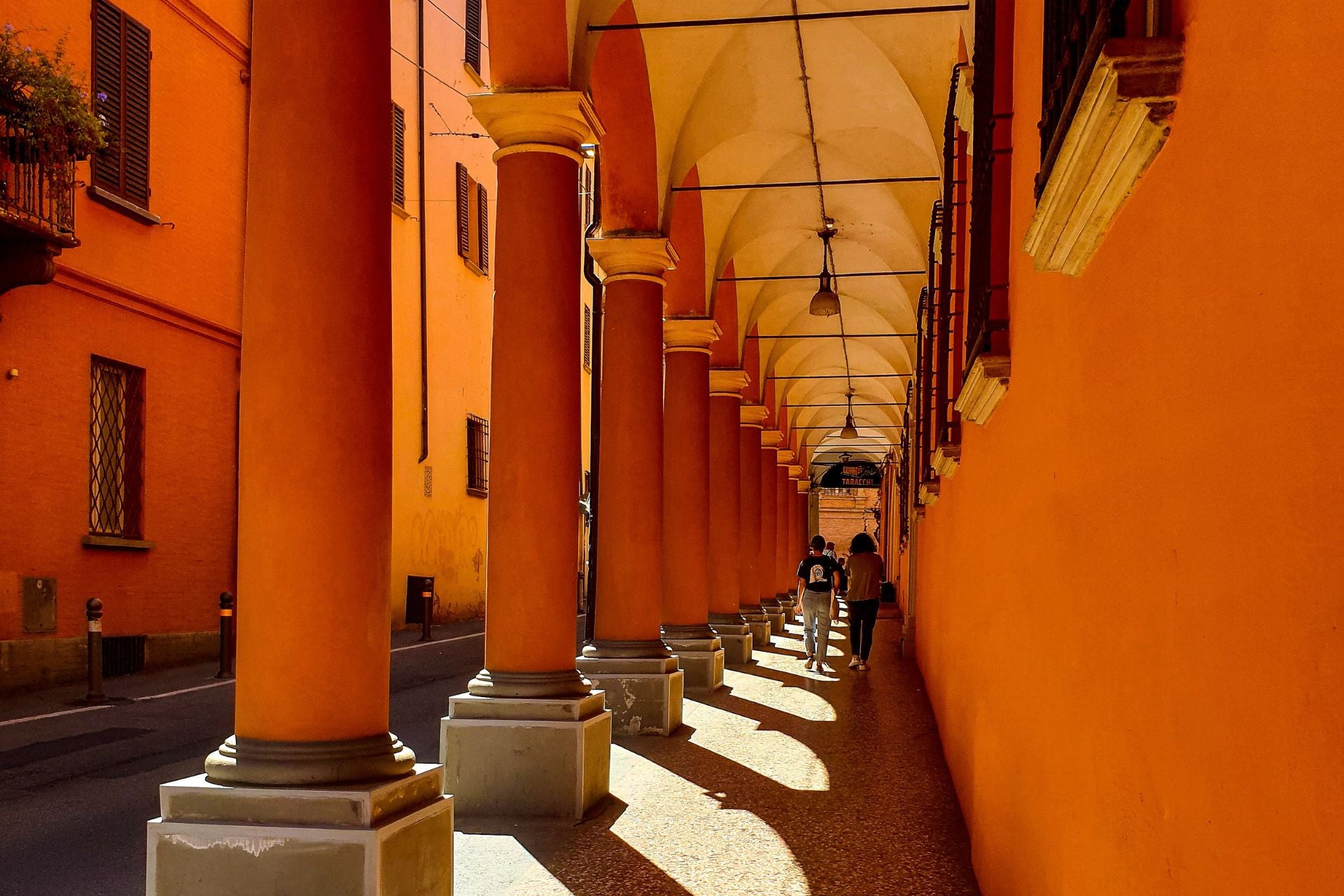 Afbeelding van wandeling naar San Luca onder 666 bogen in Bologna in het oranje gekleurd