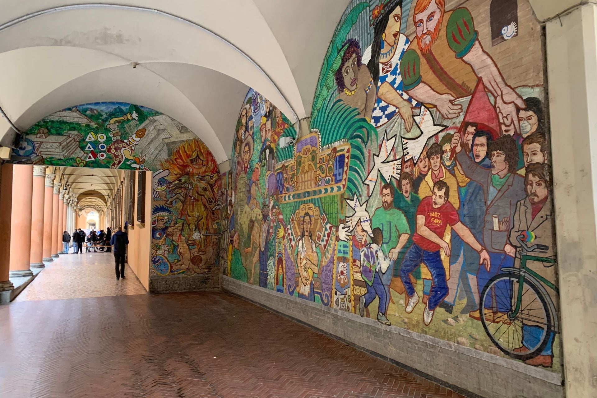 Street art onder een bogengalerij bij de Universiteit van Bologna