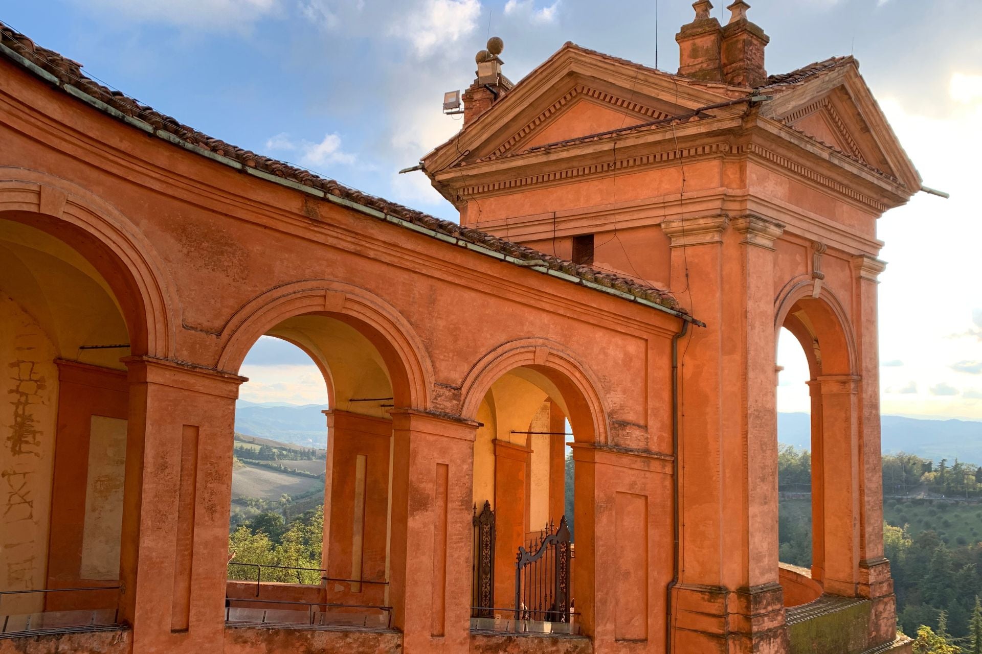 Oranje gebouw bij de San Luca in Bologna