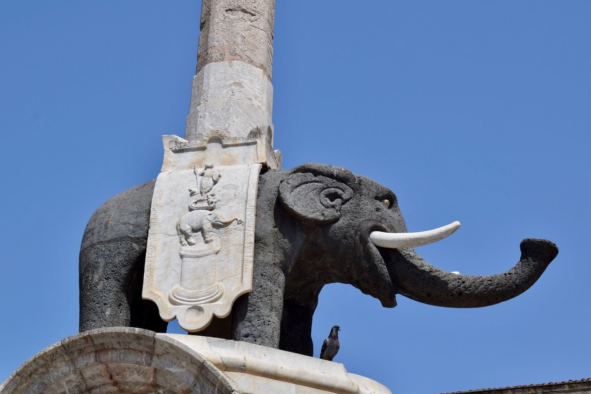 Beeld van een olifant gemaakt van zwarte lavasteen, met een pilaar op zijn rug, het symbool van Catania