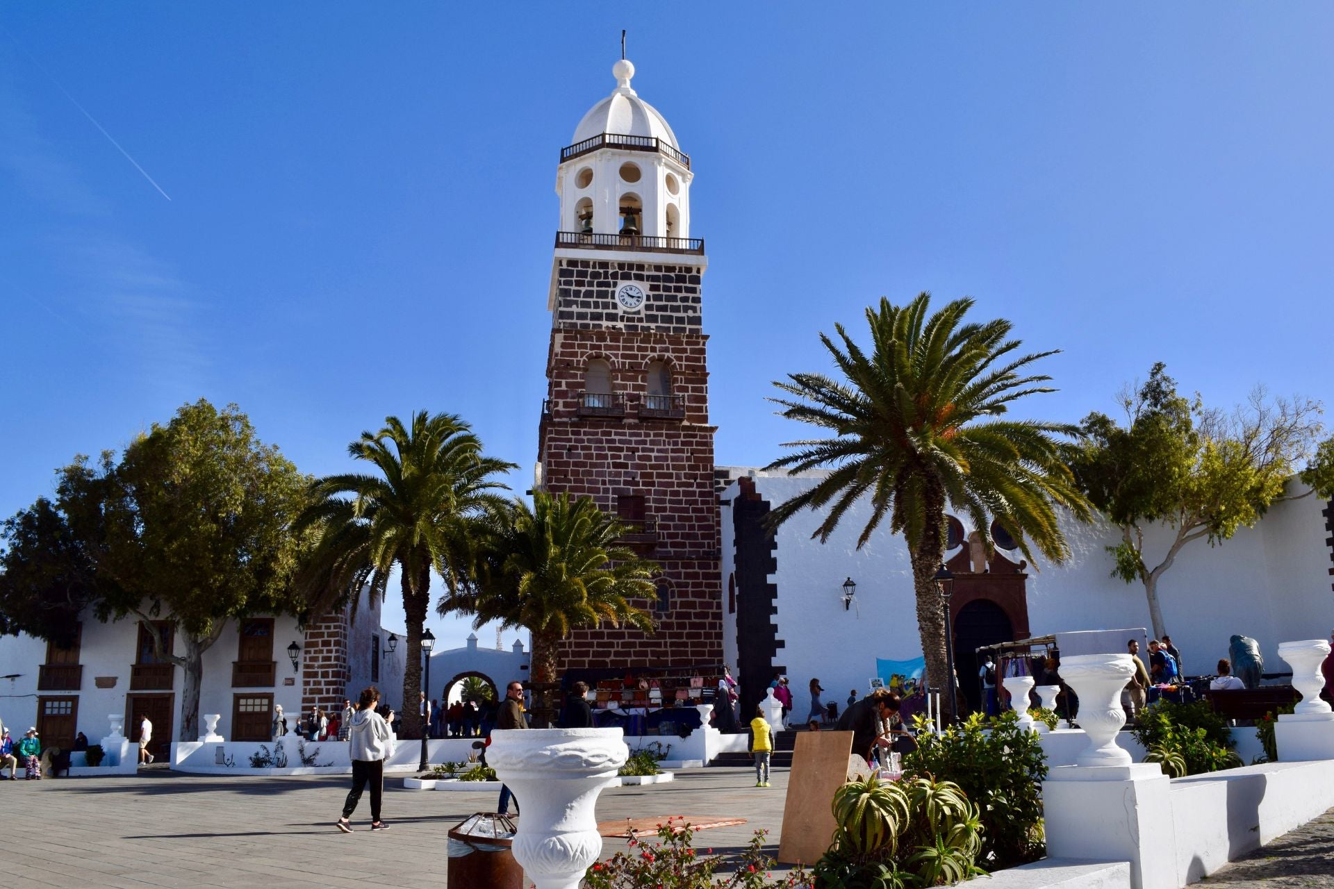 Kerk met palmbomen bij het plein van Tequise op Lanzarote