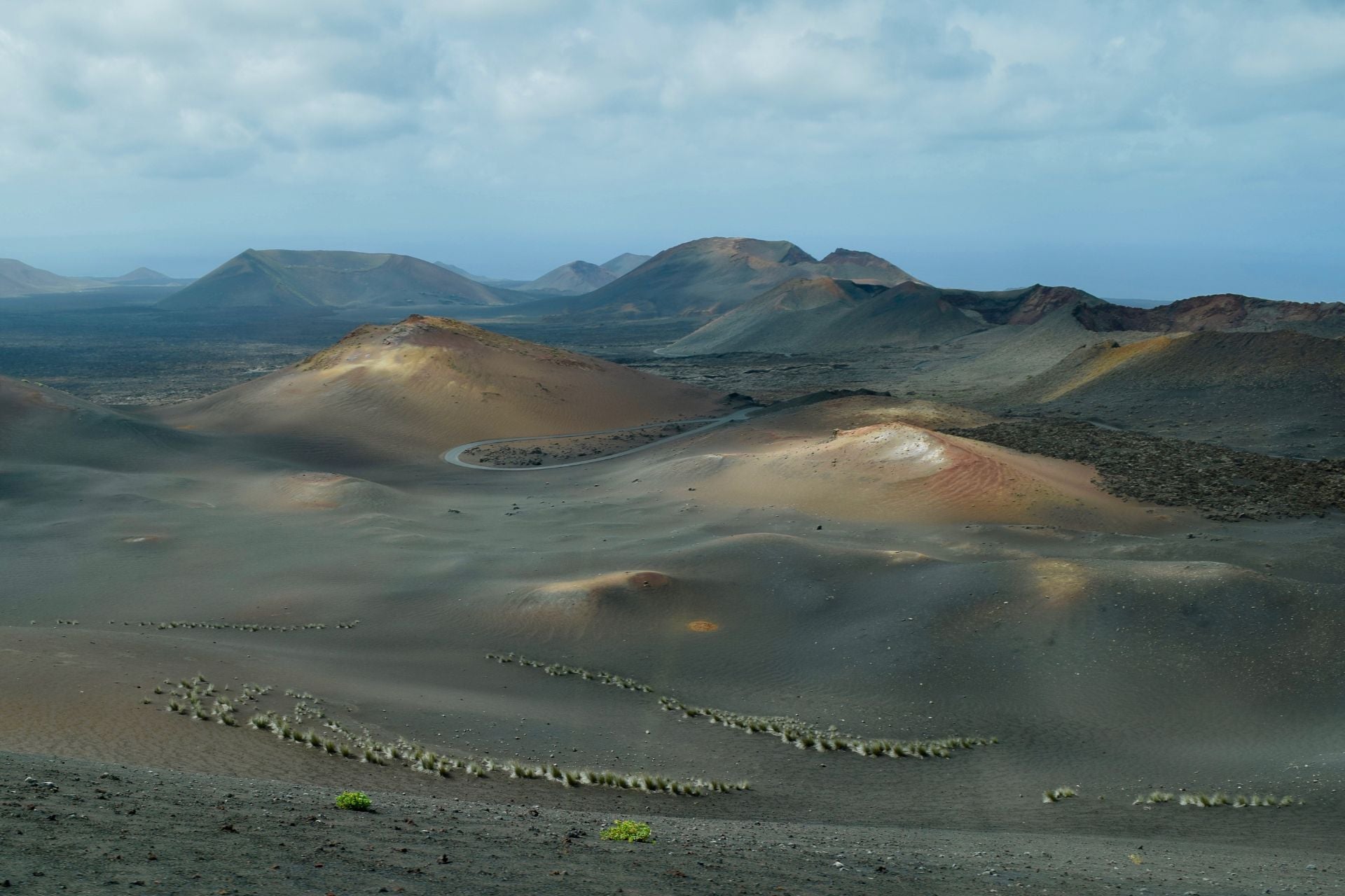 Timamfaya Park met roodbruine vulkanische bergen