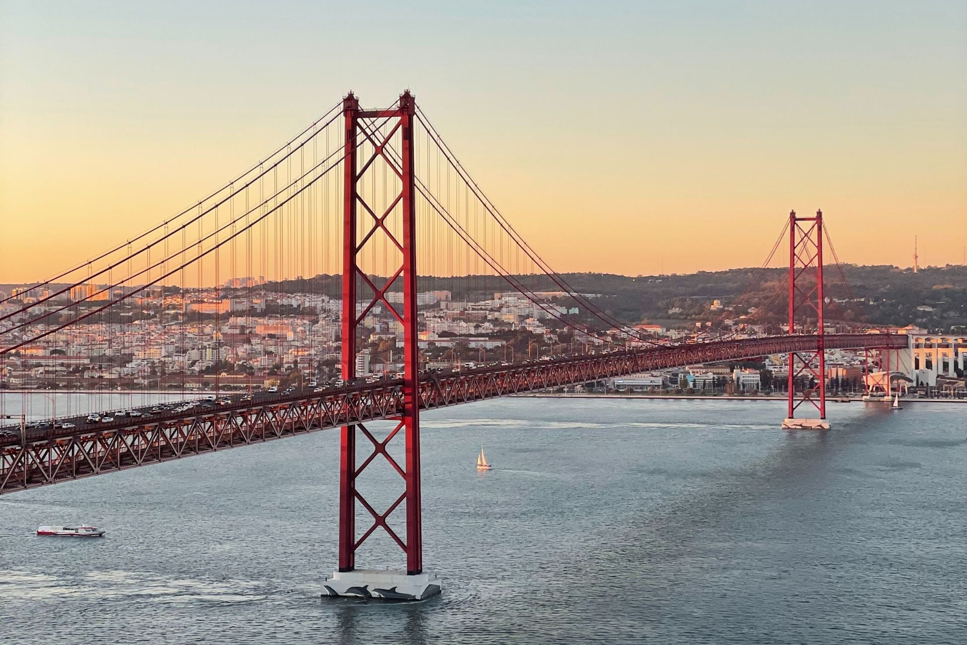 Ponte 25 de Abril in LIssabon rode hangbrug over de rivier de Taag