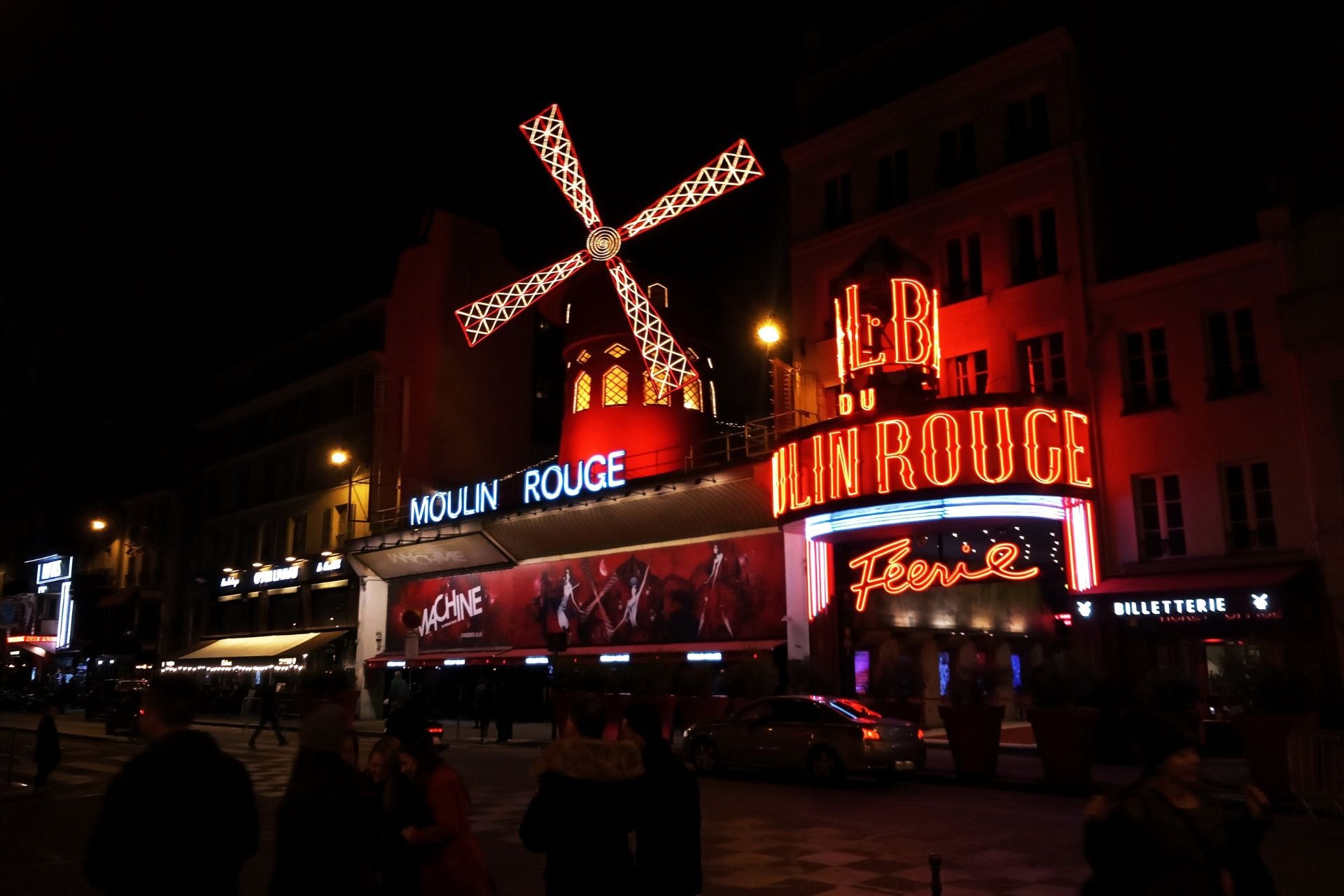 Moulin Rouge neon verlichting in het donker in Parijs