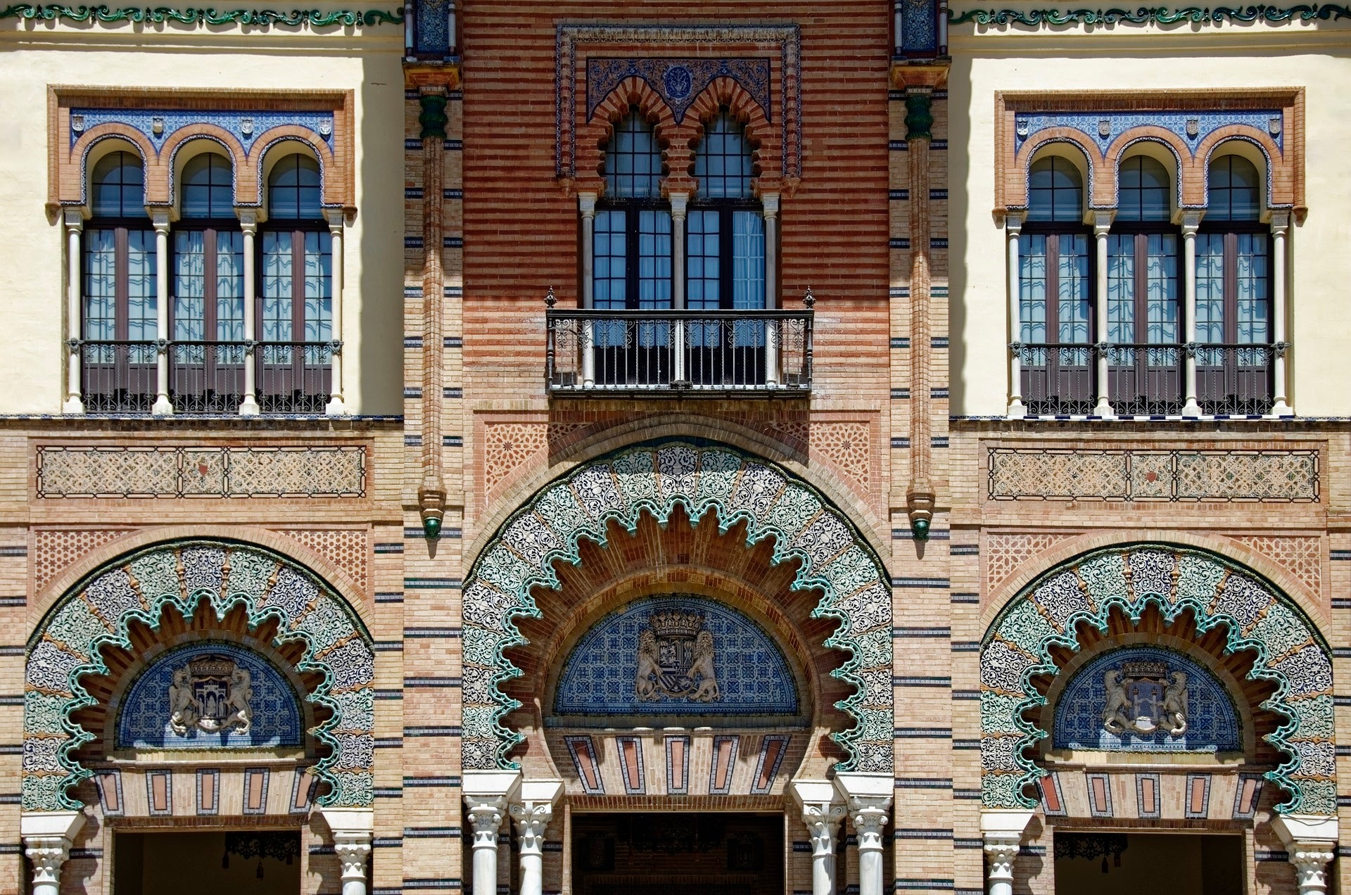 Voorgevels van oude gebouwen in Sevilla met moorse bogen