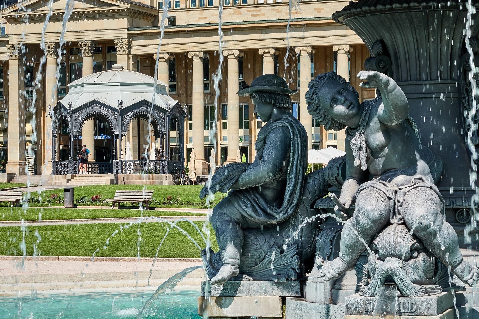 Fontein met beelden op de Schlossplatz in Stuttgart