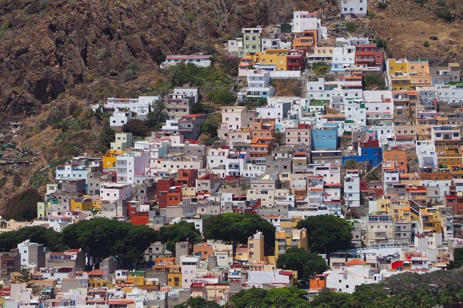 Uitzicht op gekleurde vierkante huizen van San Andres op Tenerife