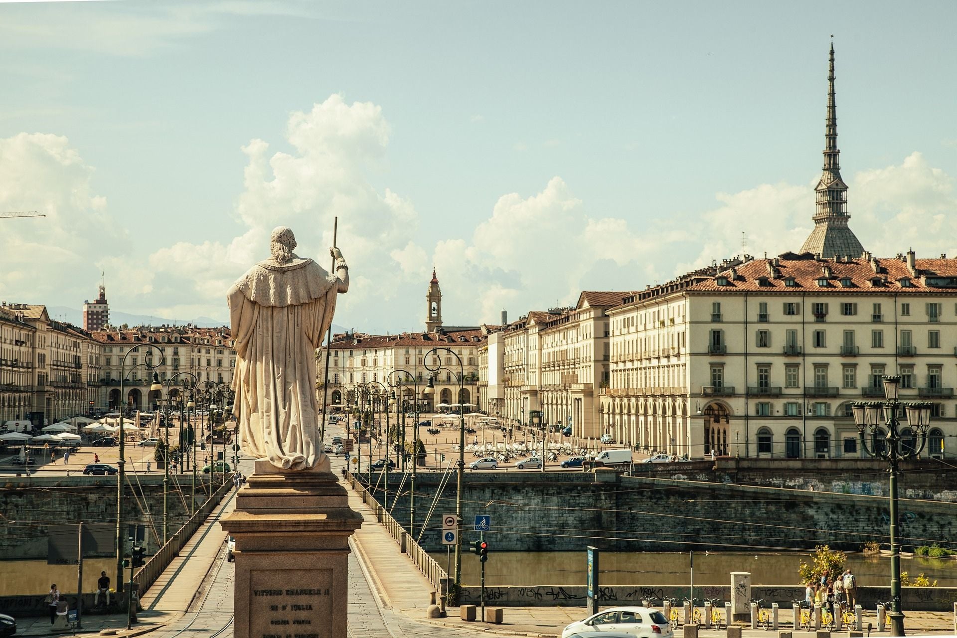 Uitzicht op het Piazza San Carlo in Turijn met een standbeeld op de voorgrond