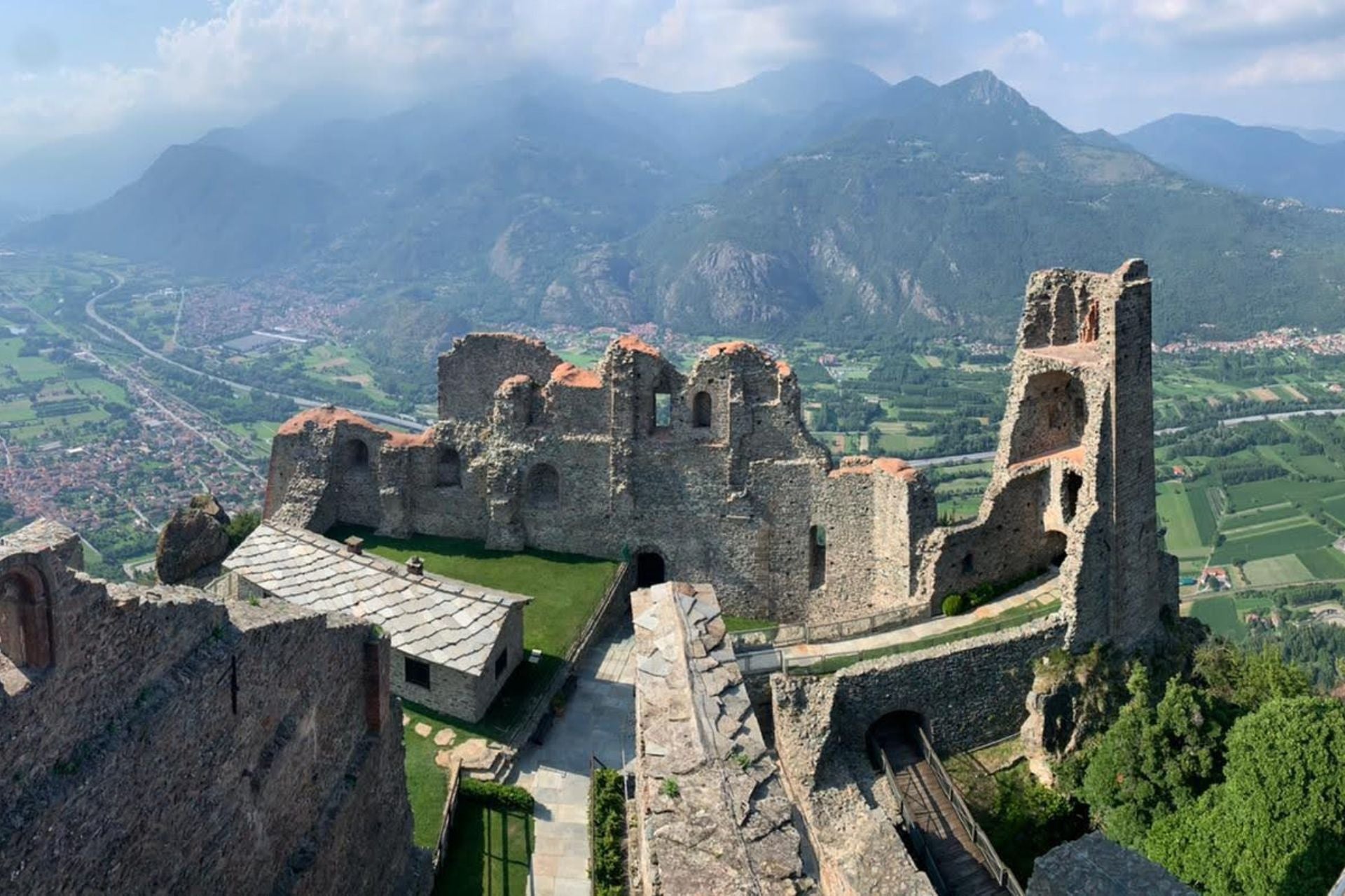 Klooster ruïnes van Sacra di San Michele met bergen en een dal op de achtergrond