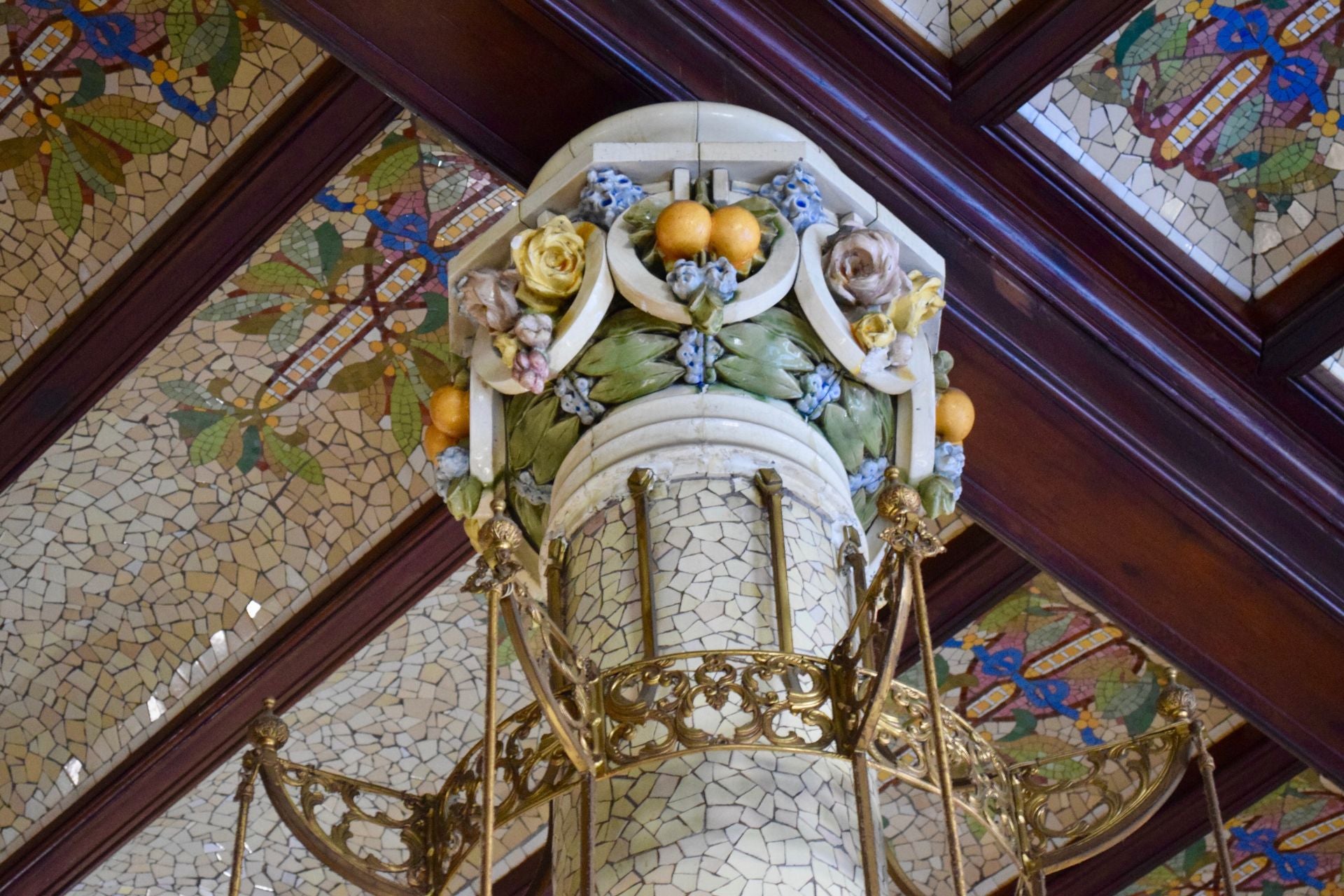 Detail van de met fruit en bloemen rijk versierde stationshal van Valencia