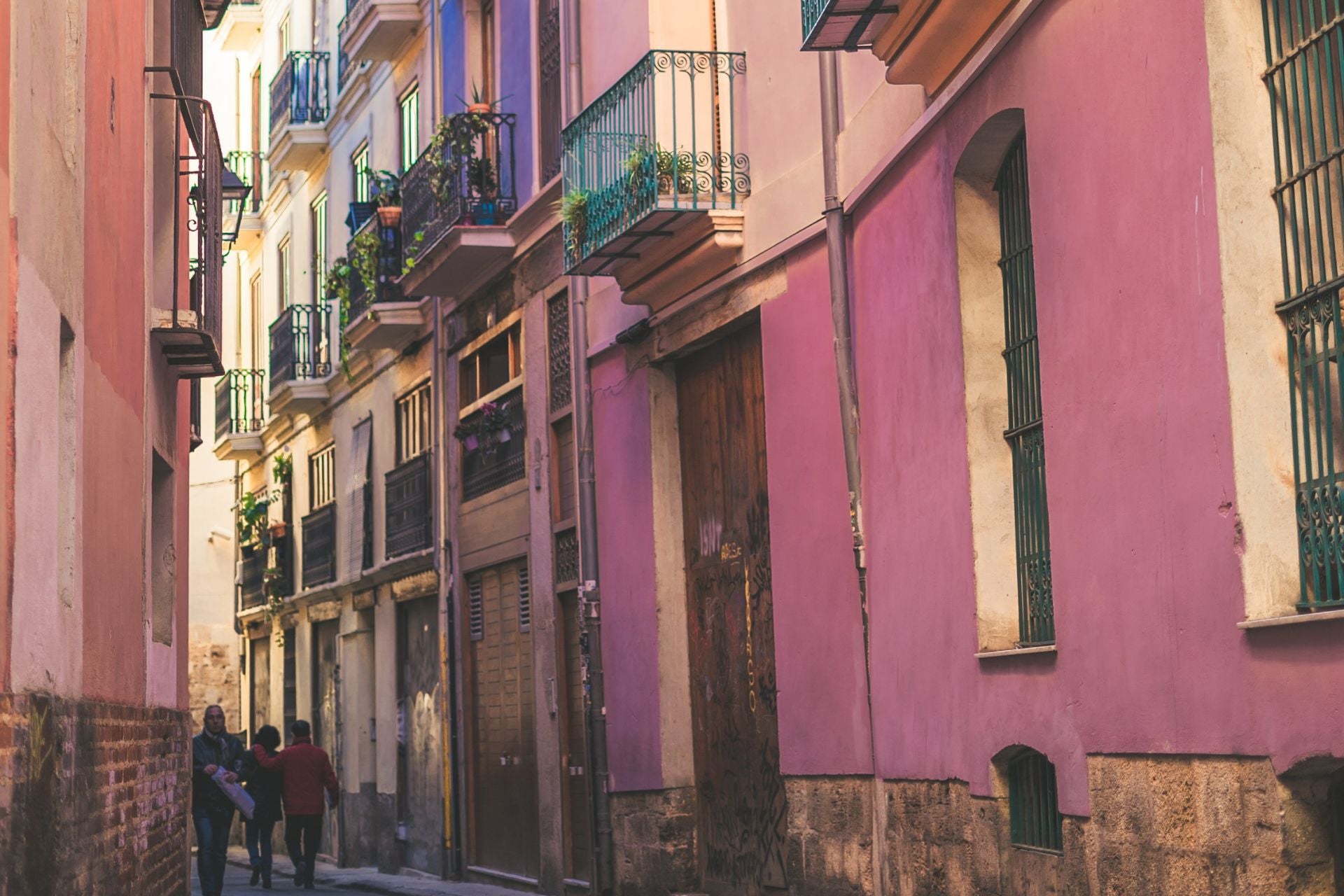 Straat in Valencia met gekleurde gevels