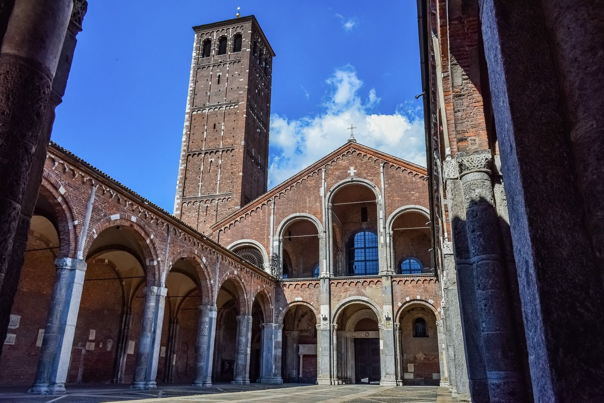 De Basilica di Sant'Ambrogio kerk in Milaan is topattractie tijdens je citytrip in Milaan